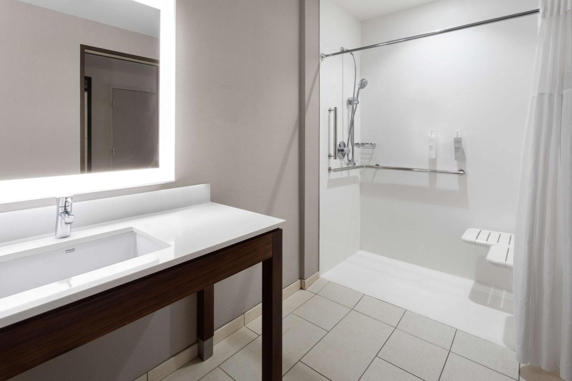 Hampton Inn By Hilton Nashville Airport Century Place Екстериор снимка