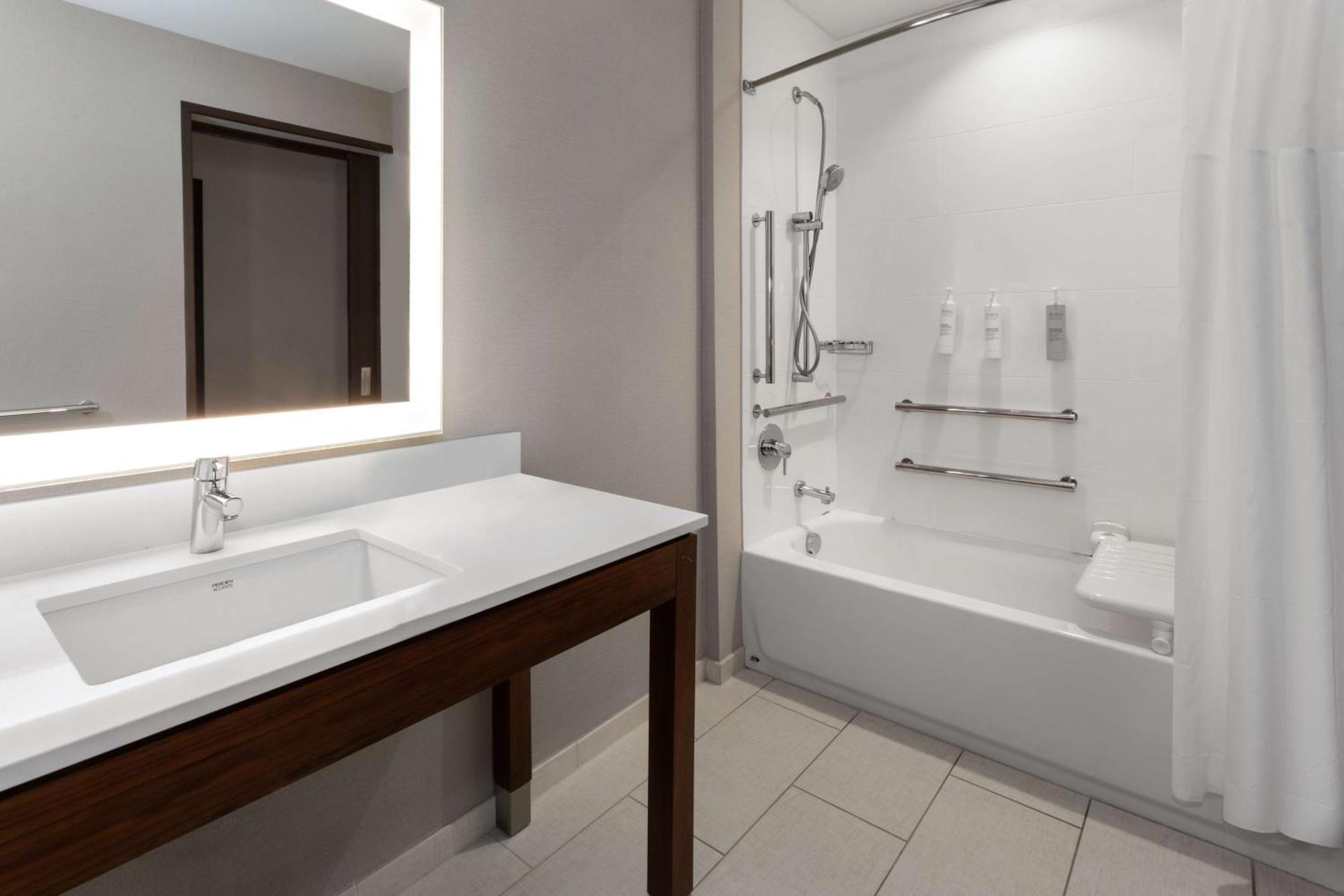 Hampton Inn By Hilton Nashville Airport Century Place Екстериор снимка