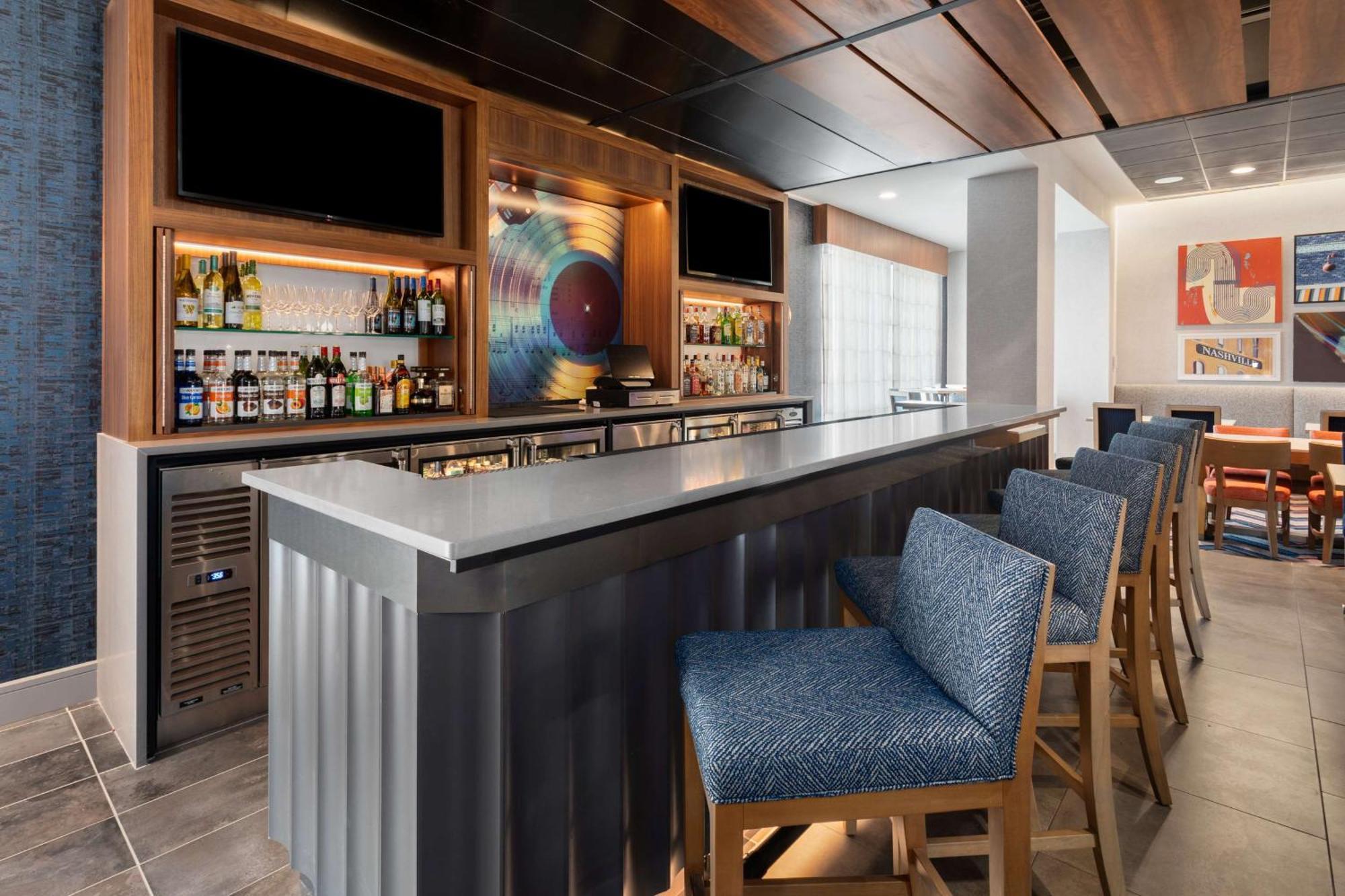 Hampton Inn By Hilton Nashville Airport Century Place Екстериор снимка