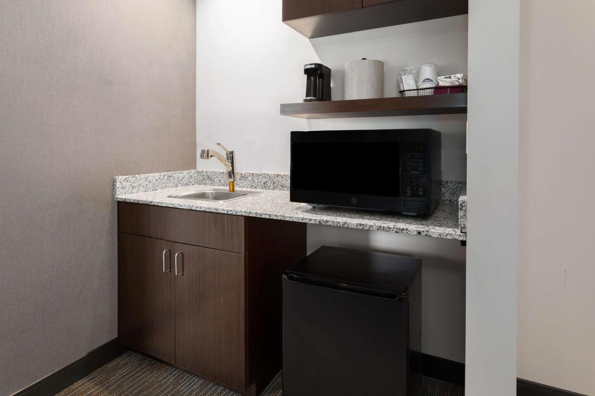 Hampton Inn By Hilton Nashville Airport Century Place Екстериор снимка