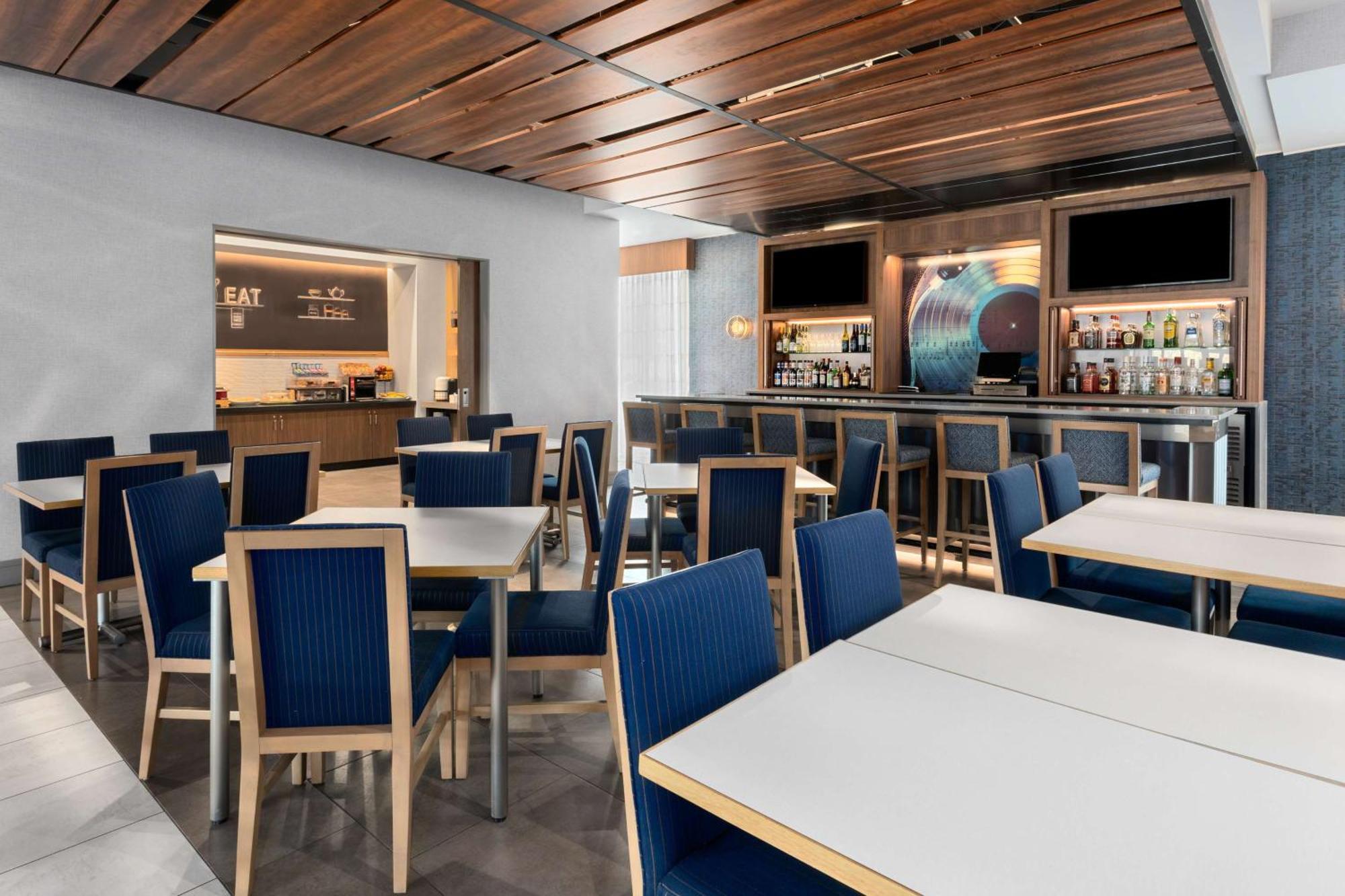 Hampton Inn By Hilton Nashville Airport Century Place Екстериор снимка