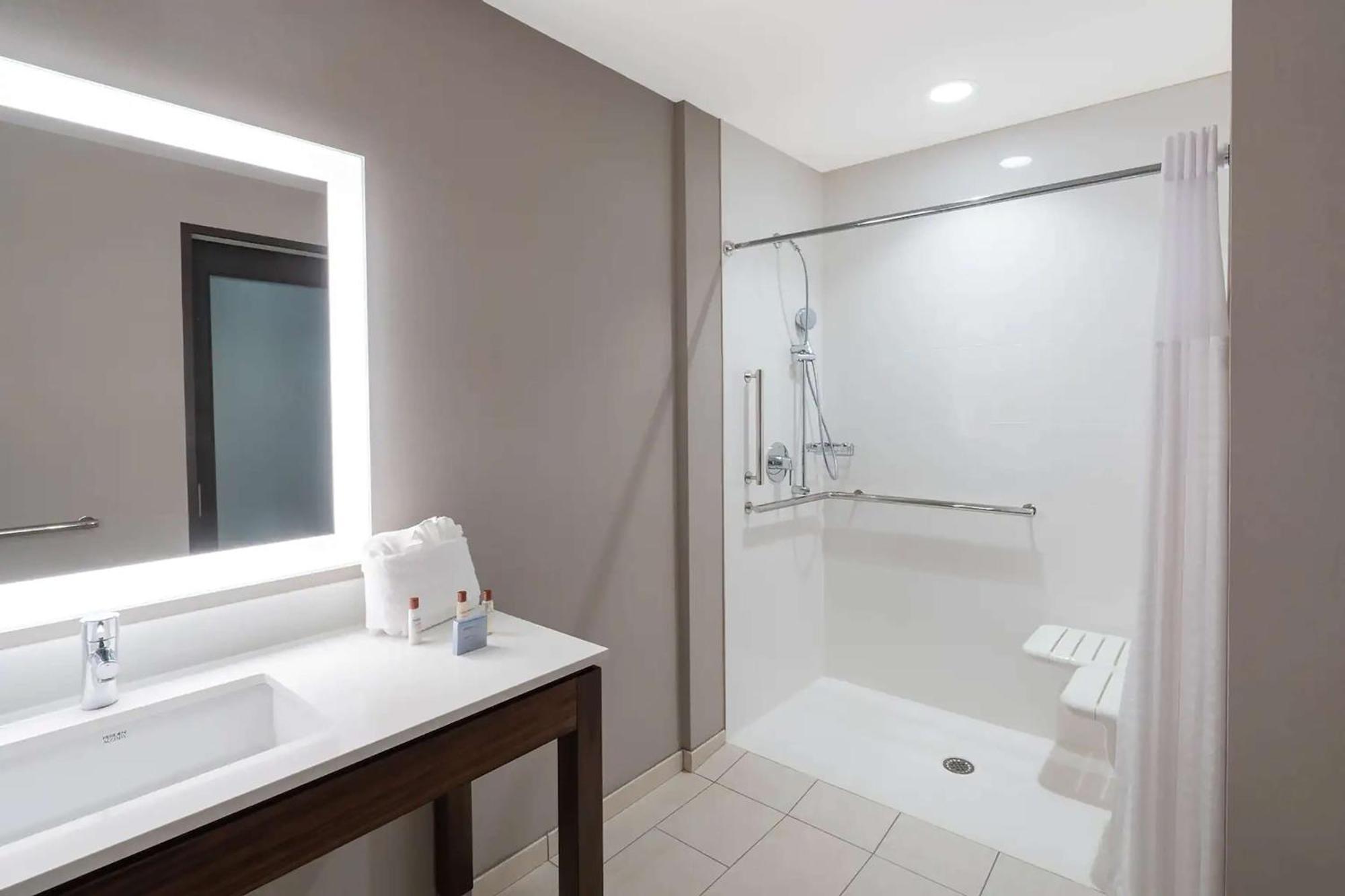 Hampton Inn By Hilton Nashville Airport Century Place Екстериор снимка