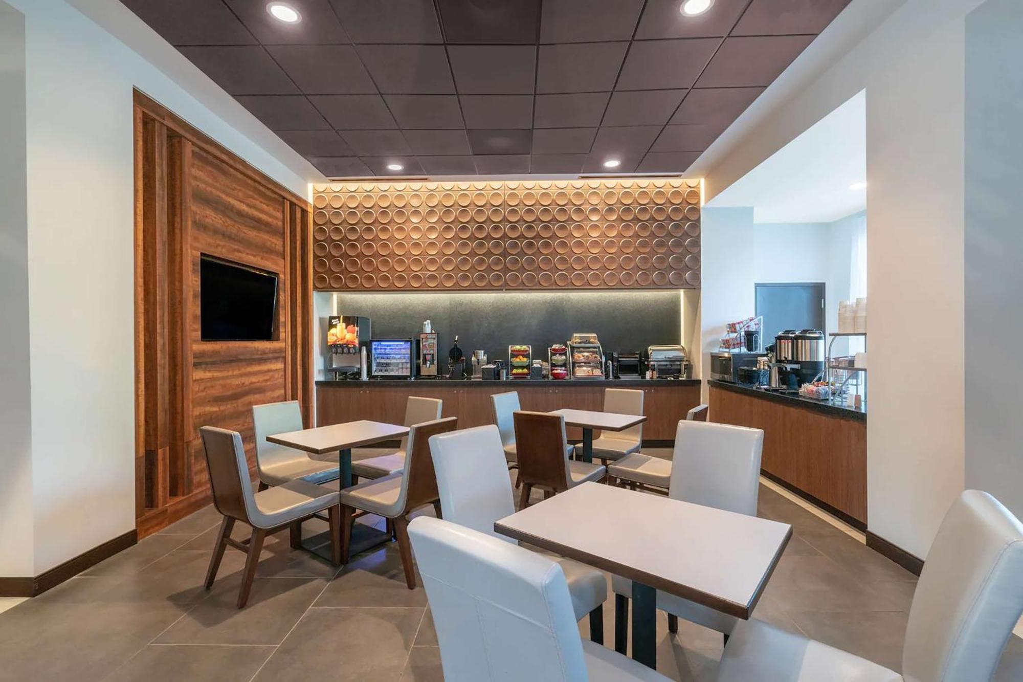 Hampton Inn By Hilton Nashville Airport Century Place Екстериор снимка